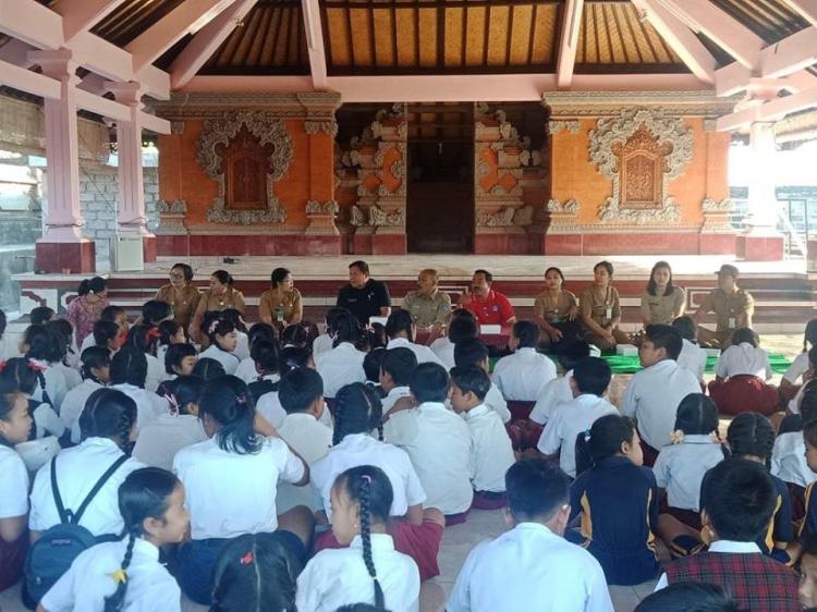 PERBEKEL GULINGAN SERAHKAN BEASISWA