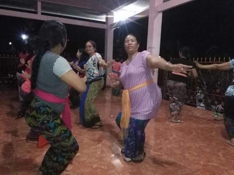 PKK BANJAR BADUNG LATIHAN TARI PENDET DAN REJANG RENTENG