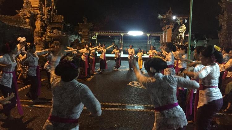 PKK Banjar Babakan Kawan Ngerenteng ring Pura Merajapati
