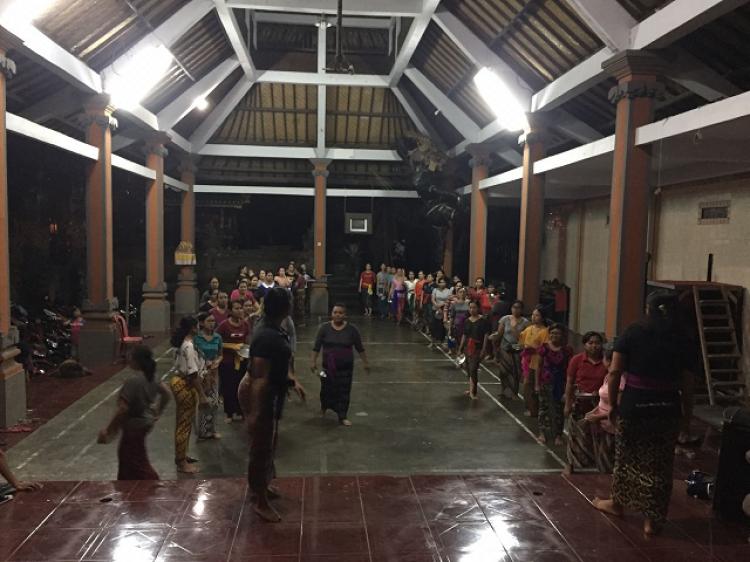 PKK Banjar Lebah Sari Latihan Tari Pendet