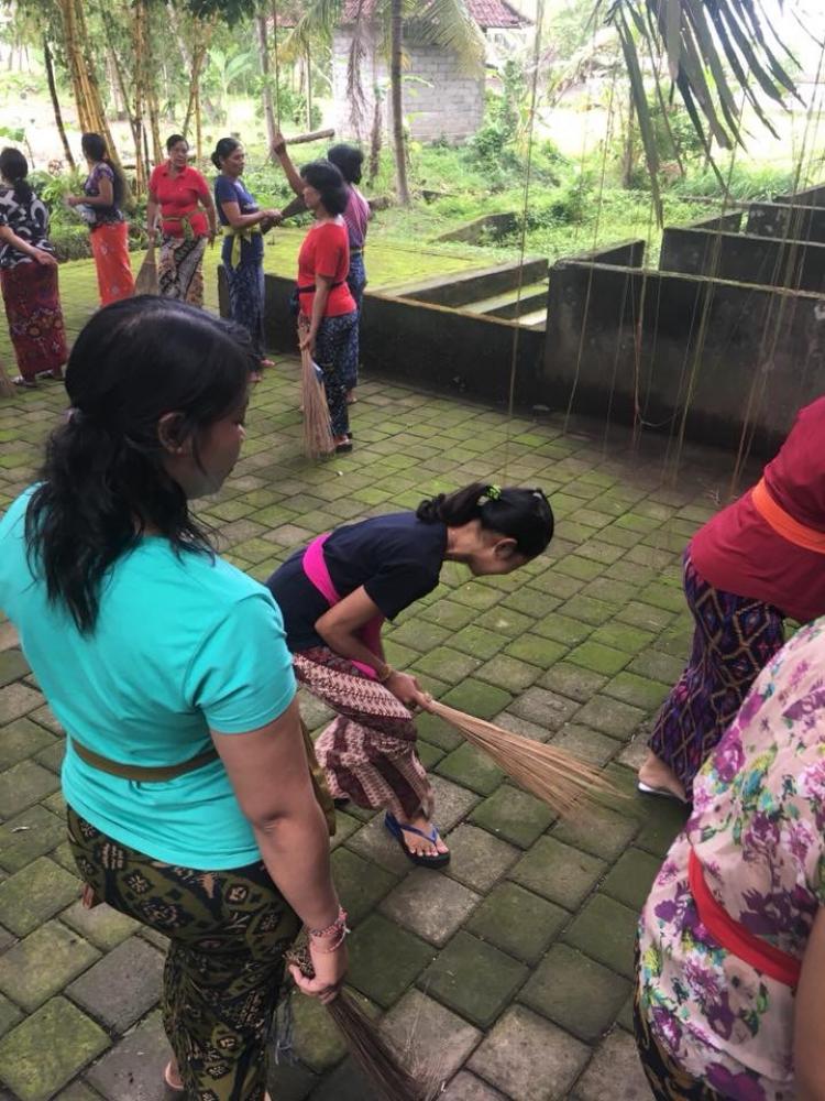 PKK Banjar Lebah Sari Ngayah Bersih- bersih Di Beji Pura Taman Sari