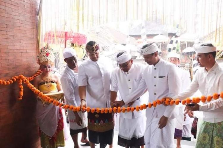 POTONG PITA , SIMBOLIS PERESMIAN BALE BANJAR SEDAHAN