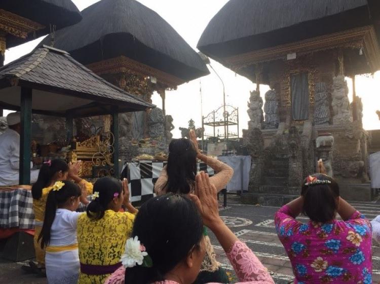 Pagerwesi, Ngiring Meaturan ke Pura!