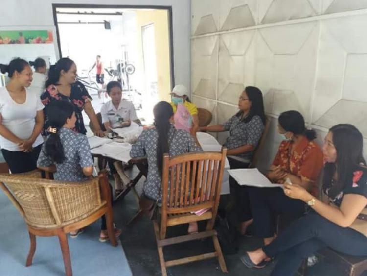 Pelaksanaan Operasi Timbang di Banjar Tengah Kaler dan Tengah Kelod Gulingan