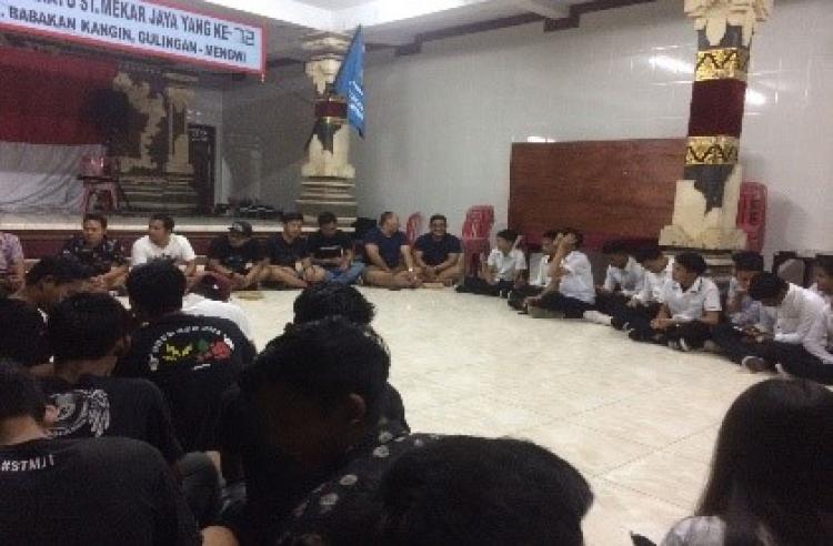 Pelantikan anggota pemuda dan pemudi baru berlangsung sederhana dan kekeluargaan