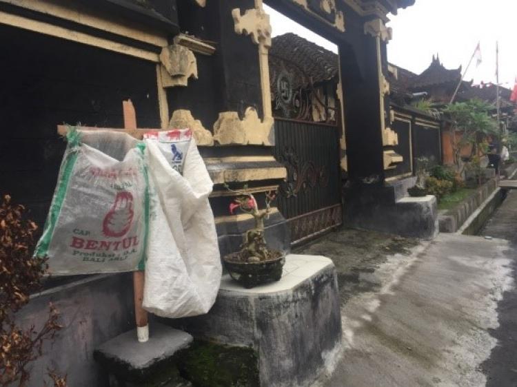 Pemanfaatan “Karung Beras” Sebagai Sarana Untuk Meningkatkan  Kebersihan Lingkungan