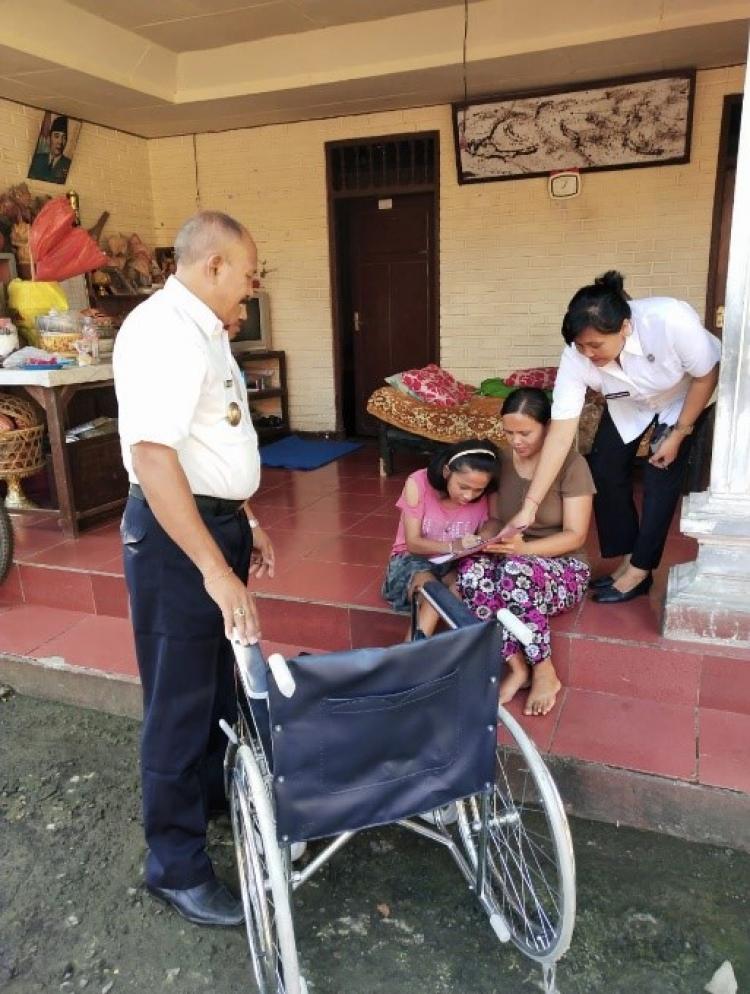 Pemberian Korsi Roda Oleh Perbekel Desa Gulingan
