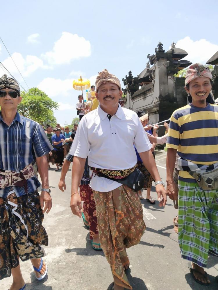 Perbekel Desa Gulingan Ikut dalam prosesi Pengabenan