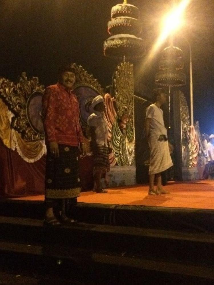 Perbekel Desa Gulingan Ir. I Made Sudarsana. Dampingi kontingen Bleganjur  dalam acara Gladi