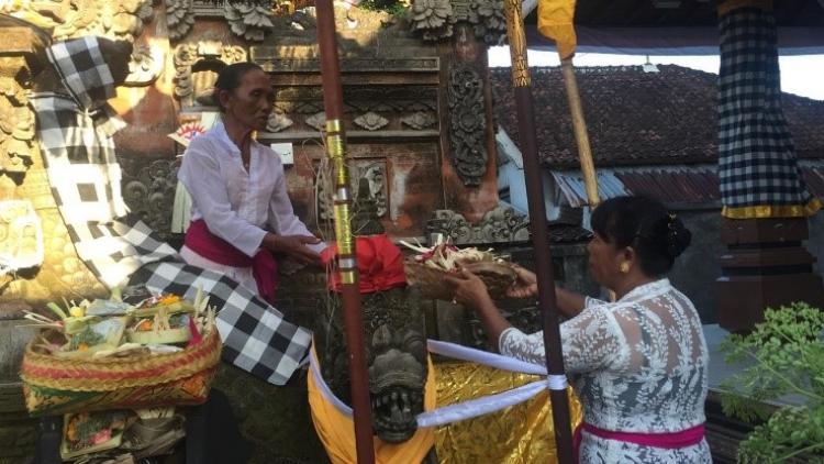 Persiapan PKK Banjar Babakan Kawan Menjelang Upacara Piodalan di Pura Bhagawan Penyarikan