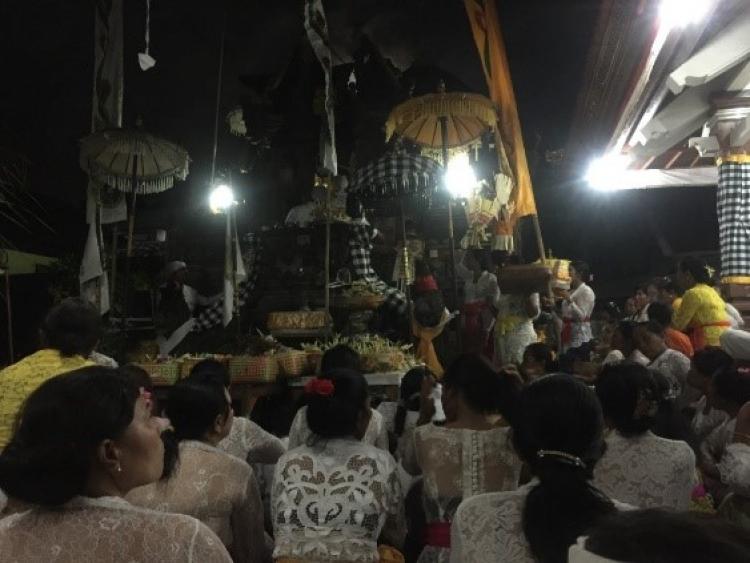 Purnama Kapat Masyarakat Banjar Babakan Kawan Melaksanakan Piodalan dan Persembahyangan di Pura Bhagawan Penyarikan