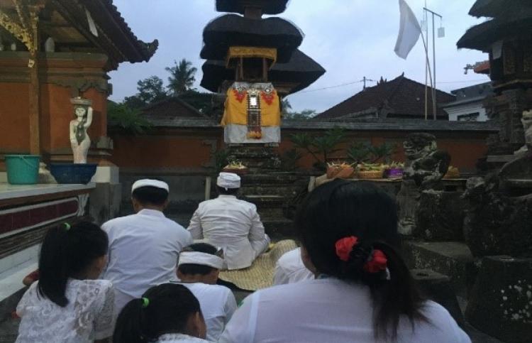 Rahina Saraswati Pemaksan  Pura Kawitan Bendesa Manik Mas Berkumpul Melaksanakan Persembahyangan