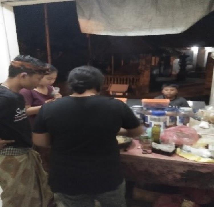 Rujak Dan Tipat Cantok Mek Aris Memang Mantap!