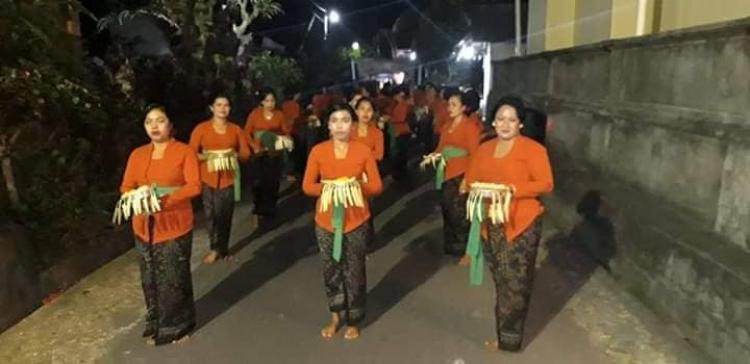 SEMANGAT PKK BANJAR BADUNG MENYAMBUT KEHADIRAN SEKDA BADUNG