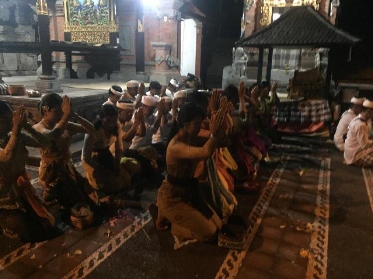 SK.Teruna Tunas Harapan Melaksanakan Persembahyangan Bersama