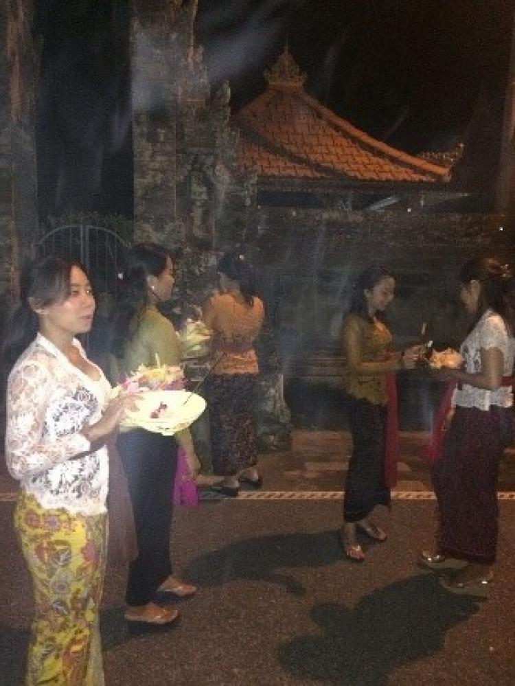 Sekaa Taruna Mekar Jaya melakukan persembahyangan bersama  di Pura Dalem Babakan Ulunuma