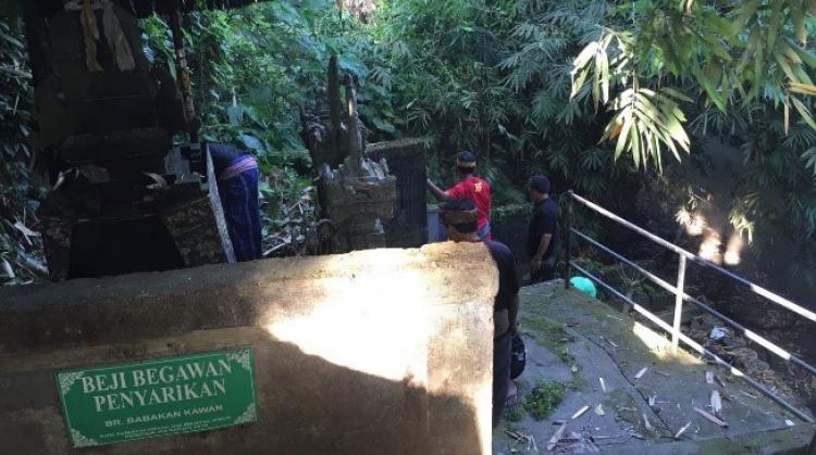 Sekaa Teruna Tunas Harapan dan Krama Banjar Babakan Kawan Bergotong Royong Membersihkan Pura Beji Bhagawan Penyarikan