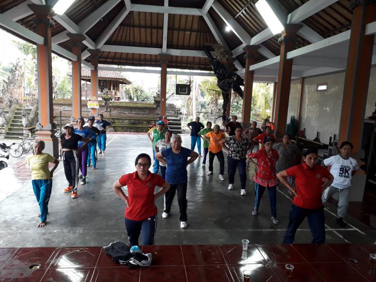 Semangat Lansia Banjar Lebah Sari Berolahraga Senam