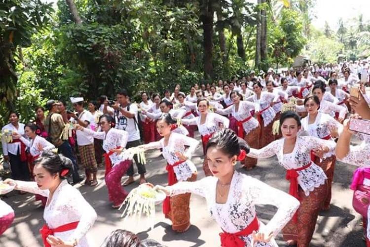 Semangat PKK Menyambut Kehadiran Wakil Bupati Badung di Karya Memukur Mapetik Sanan Empeg dan Mepandes Masal Desa Adat Gulingan