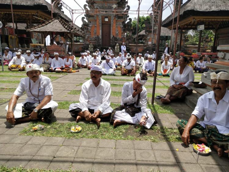 Seratus Empat Puluh Orang Prajuru Bendesa Adat “Memutih”