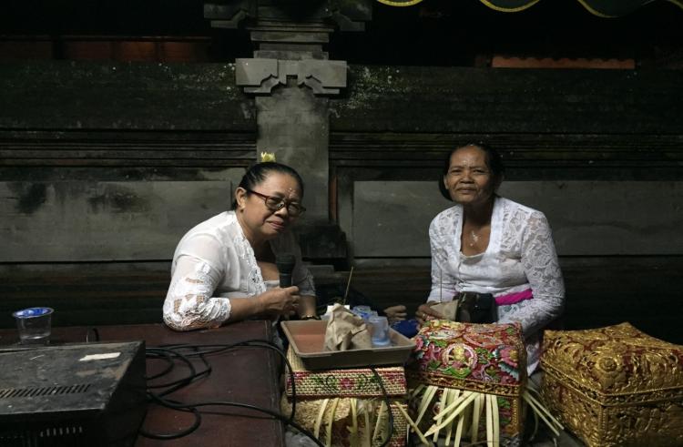 Suara Kidung Pemecah Derasnya Hujan Di Hari Tilem Sasih Kelima