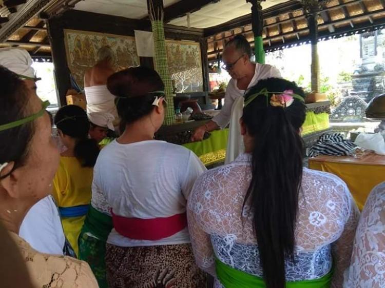 TUMPEK WAYANG PARA IBU HAMIL MELUKAT DI GRIYA PRADNYAN