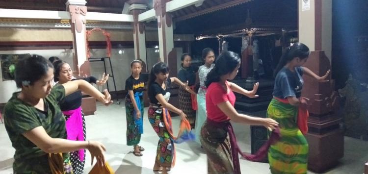 Tarian Rejang Sari menjadi target Para Pemudi Sekaa TerunaTunas Harapan