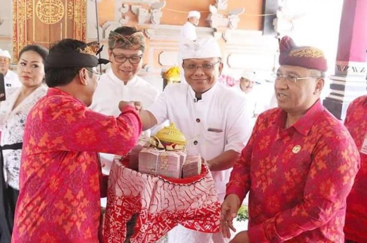 Wakil Bupati Badung Menyerahkan Dana Sebesar 550 Juta Rupiah
