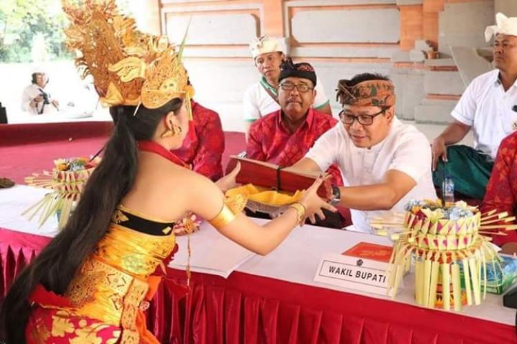 Wakil Bupati Badung Pertama Kali Menandatangani Awig Awig Menggunakan Pengrupak