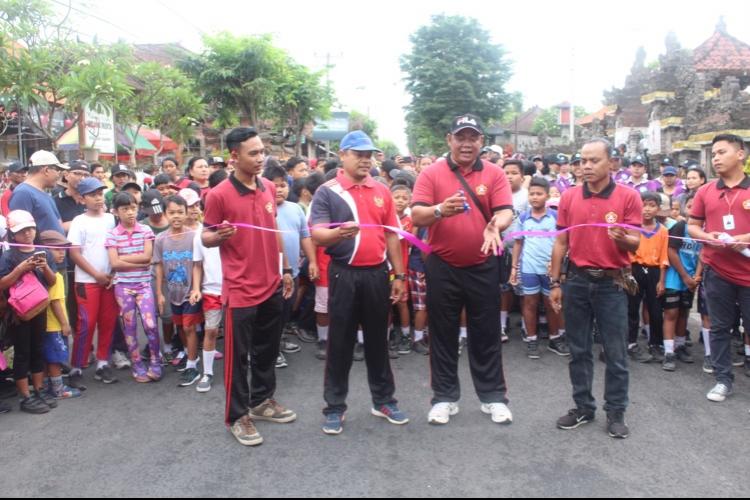 Perbekel I Wayan Suarnyana Membuka Porsenides Desa Jagapati 2018.