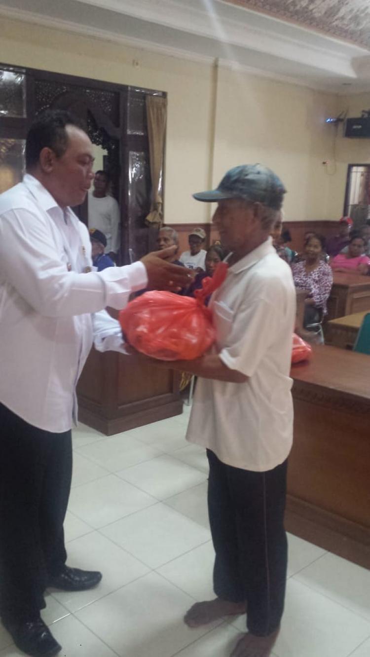 Perbekel I Wayan Suarnyana Menyerahkan Bingkisan Kepada Lansia dan Veteran Desa Jagapati