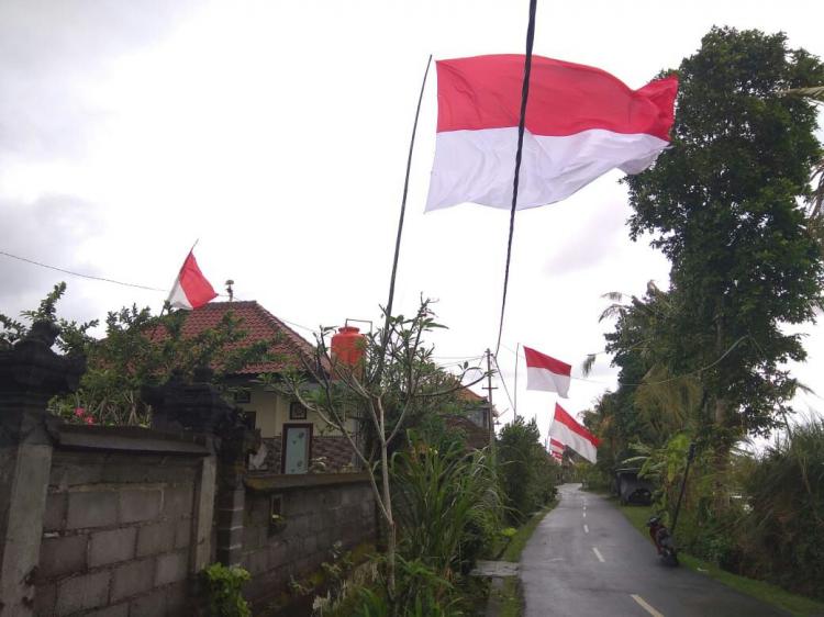 BENDERA BENDERA BESAR MERIAHKAN SEMARAK HARI KEMERDEKAAN DI DESA KEKERAN