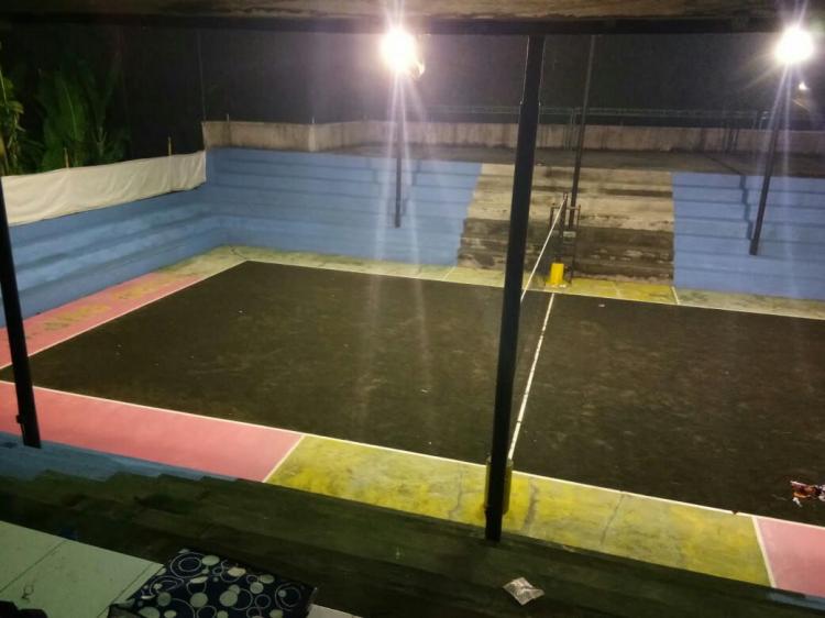 CIPTAKAN SUASANA BARU, KURSI PENONTON LAPANGAN VOLI PORD DI CAT DENGAN WARNA BIRU
