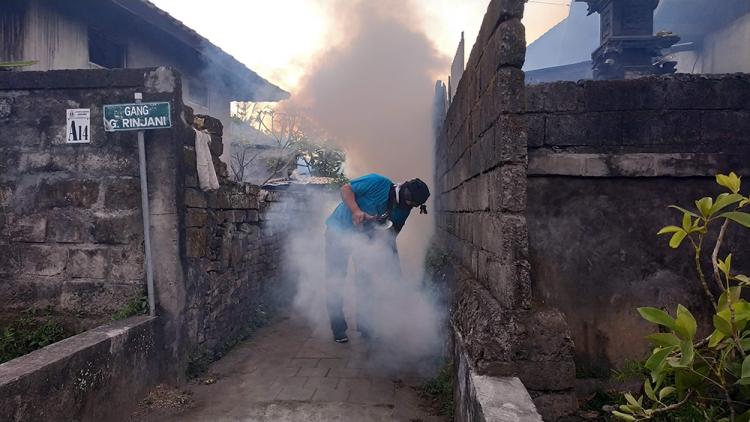Fogging !!!  Cegah Penyebaran Virus Dengue di Banjar Gelagah Puwun