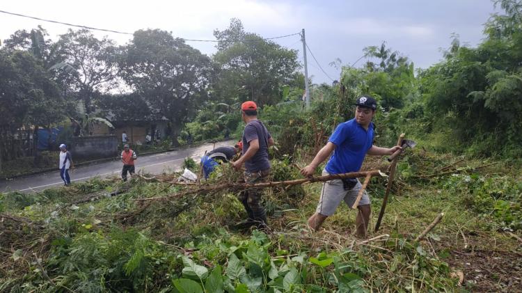 GOTONG ROYONG BERSIHKAN LAPANGAN, MASYARAKAT ANTUSIAS SAMBUT KEJUARAAN PORD CUP VI