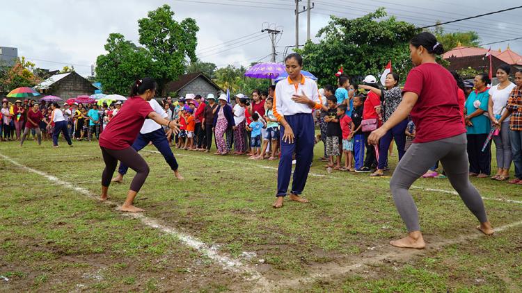 Lomba Megala - Gala di Guyur Hujan, Ibu PKK Tetap Semangat