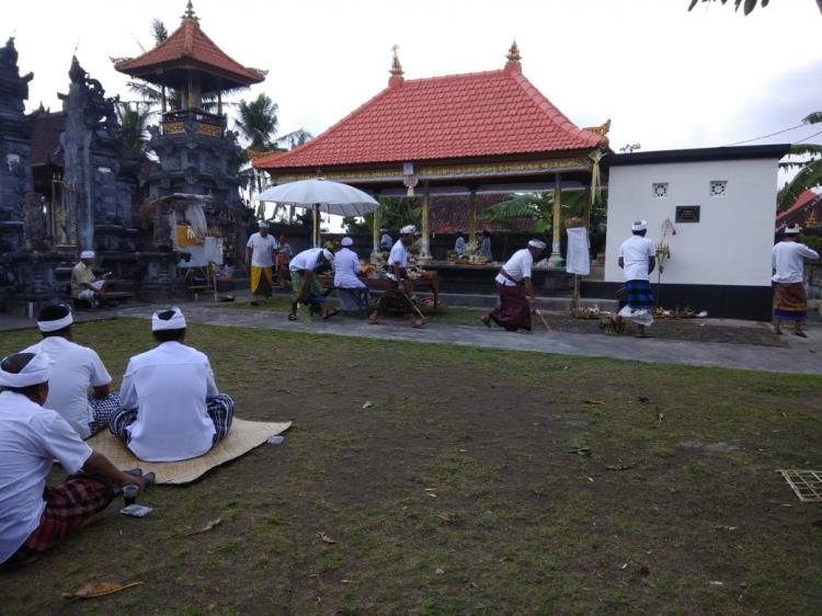Melaspas Bale Pesandekan di Pura Puseh Kelod