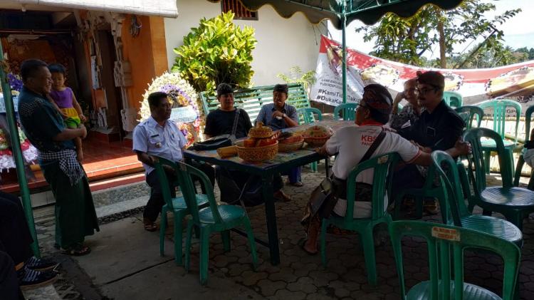 PERBEKEL DESA KEKERAN KE RUMAH DUKA BERIKAN SANTUNAN DANA KEMATIAN