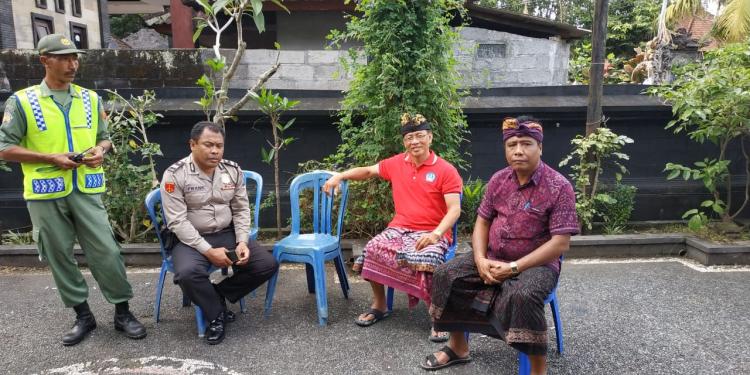 PERBEKEL DESA KEKERAN MENGUNJUNGI SETIAP TPS DI DESA KEKERAN