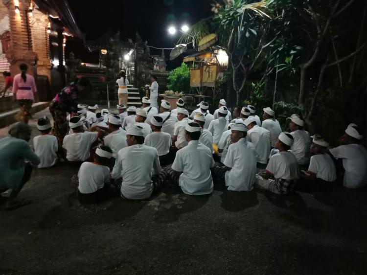 PERSEMBAHYANGAN BERSAMA RAHINA TUMPEK KRULUT DI BANJAR DELOD YEH