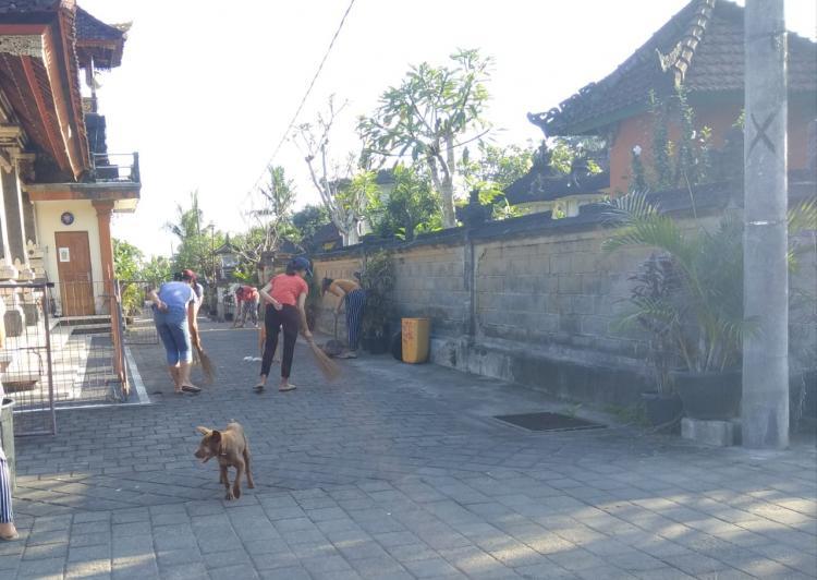 PKK Banjar Tauman Gotong Royang dilingkungan Banjar