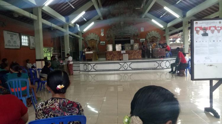 Pemungutan Suara Memilih Calon Gubernur dan Wakil Gubernur di TPS 02