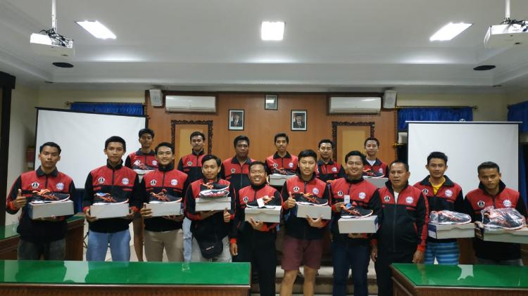 Perbekel Kekeran Menyerahkan Pakaian dan Sepatu Kepada Atlit Voli Putra Kekeran