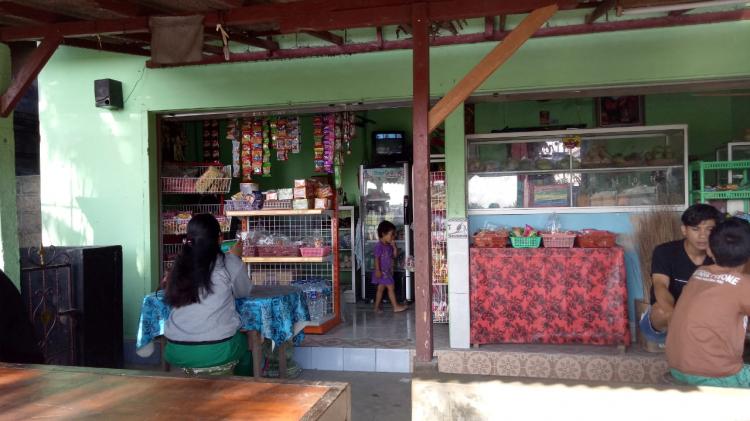 TEMPAT NONGKRONG PINGGIR SAWAH