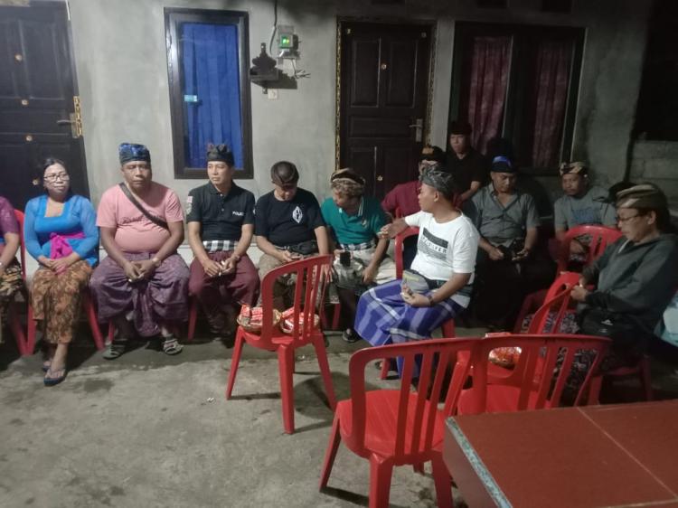 TERCIPTANYA HUBUNGAN YANG AKRAB ANTARA PERANGKAT DESA KEKERAN DENGAN MASYARAKAT MELALUI ACARA “MELAYAT”