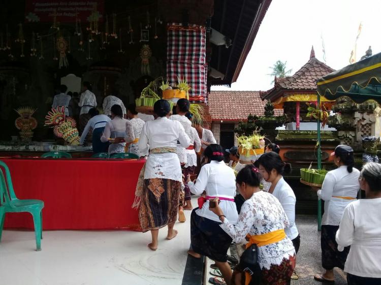 UPACARA MELASPAS BALE BANJAR DELOD YEH