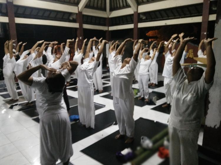 Yoga Tertawa Pilihan Alternatif Lansia Tingas Untuk Sehat