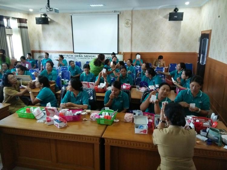 Antusias PKK Desa Mengwi Ikuti Pelatihan Tata Rias