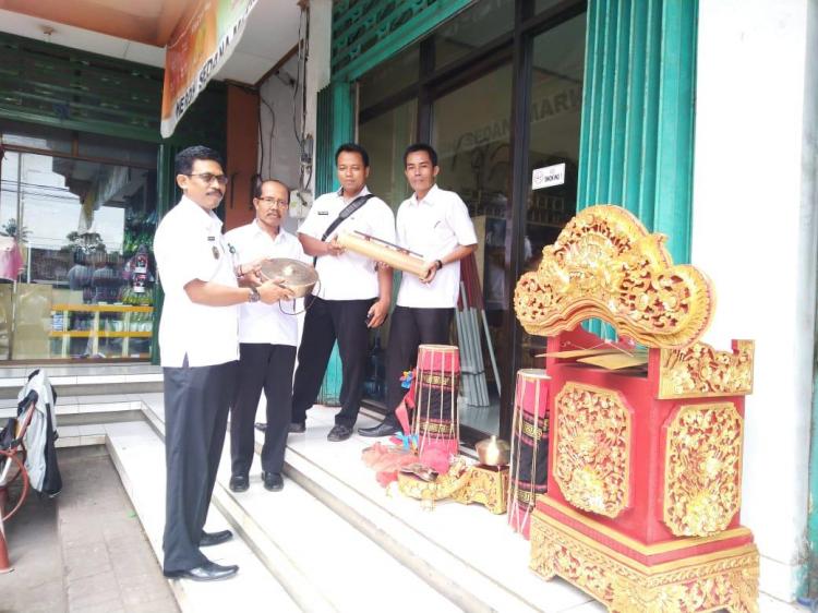 Apresiasi eksistensi Sekaa Santi, Perbekel Mengwi serahkan Geguntangan ke setiap Banjar