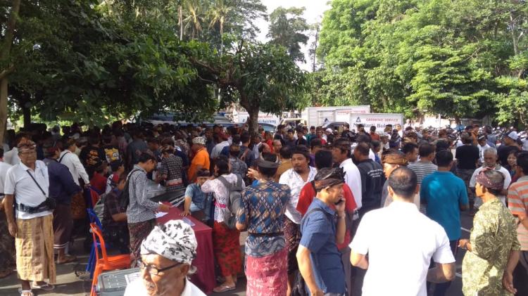 Berbondong-bondong, Warga Desa Mengwi hadiri penerimaan sertifikat gratis